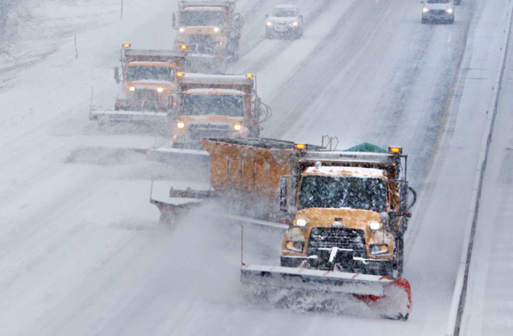 Snow causes traffic problems in the St. Louis area